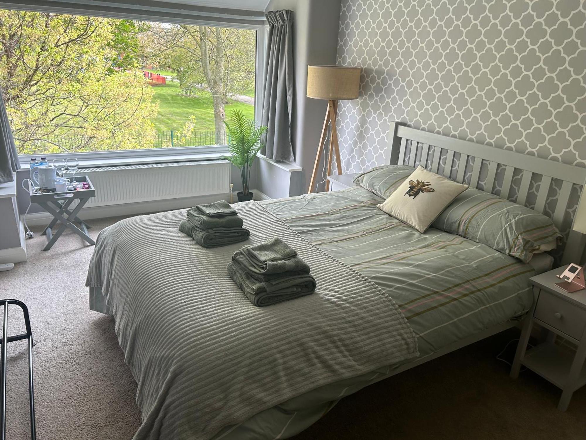 Lovely, Large Double Bedroom With Park View In Home Hazel Grove Экстерьер фото
