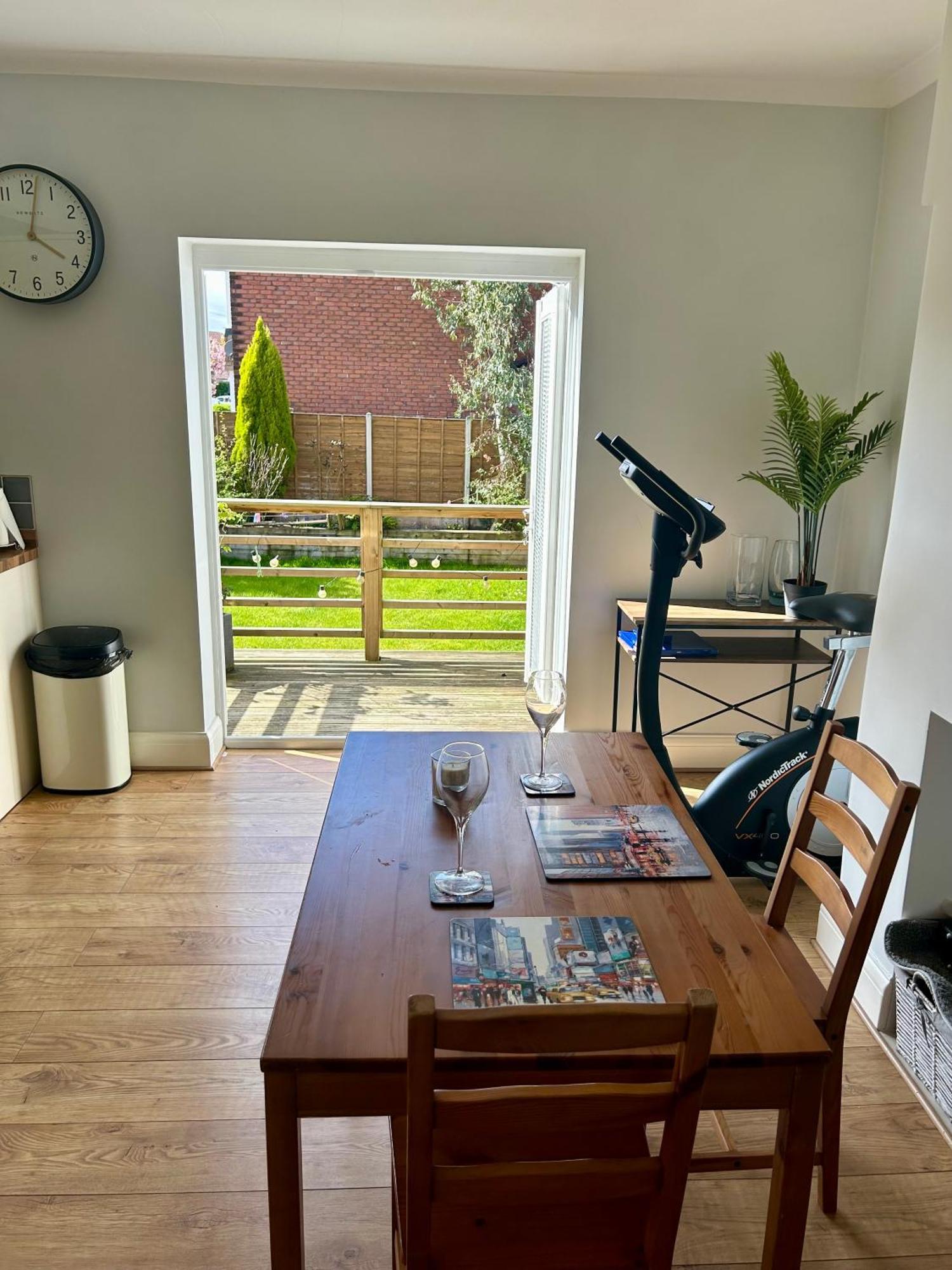 Lovely, Large Double Bedroom With Park View In Home Hazel Grove Экстерьер фото