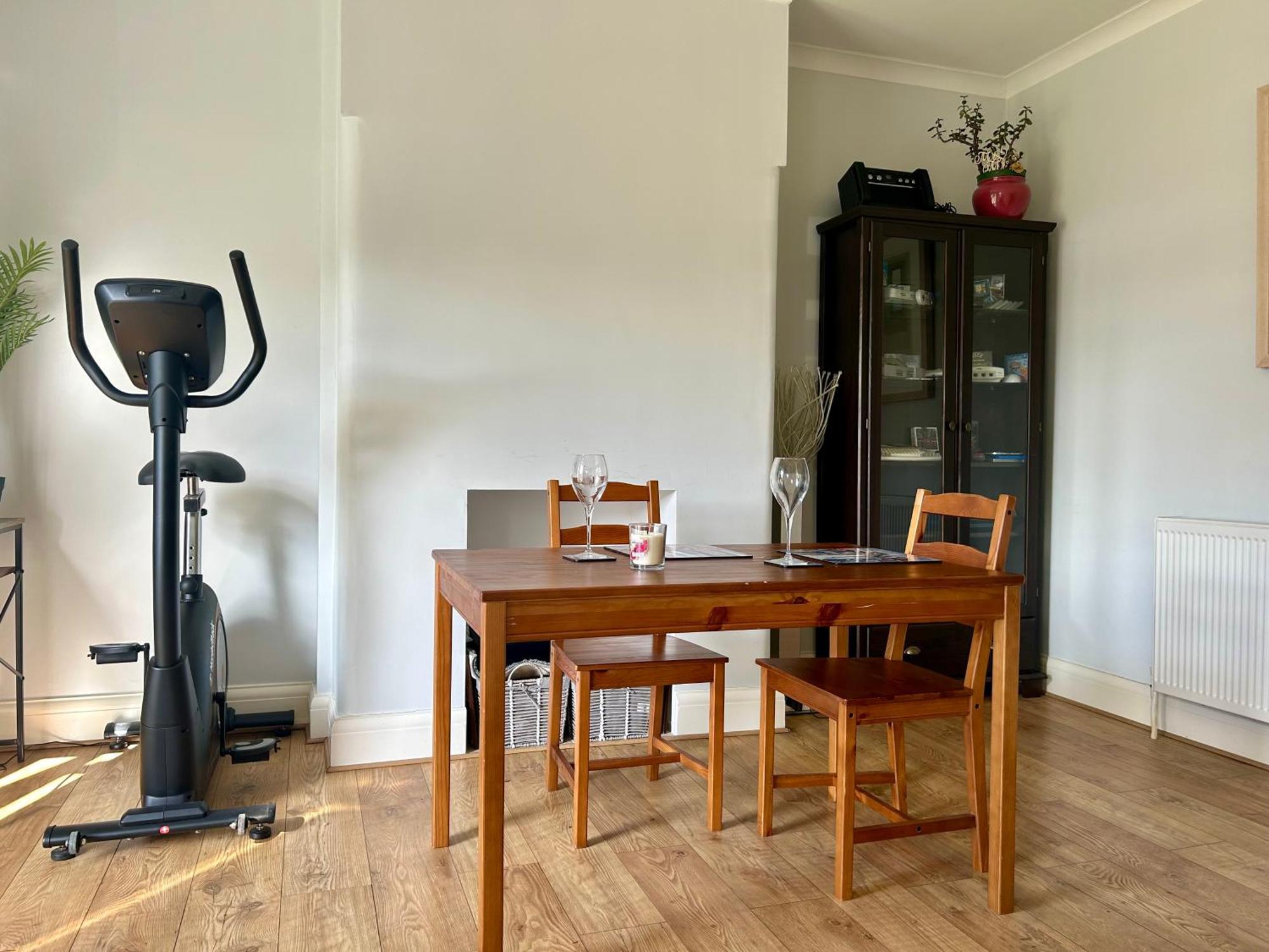 Lovely, Large Double Bedroom With Park View In Home Hazel Grove Экстерьер фото
